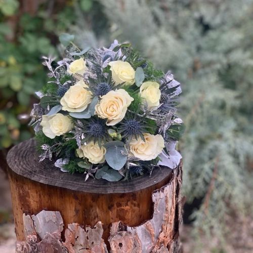 bouquet navidad con rosas erigium detalles plata