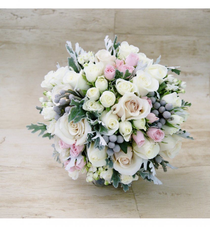 ramo de novia con rosas bouvardia y brunia