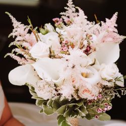 ramo de calas y astilbe rosa