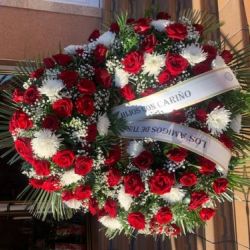Corona de rosas rojas y anastasias blancas